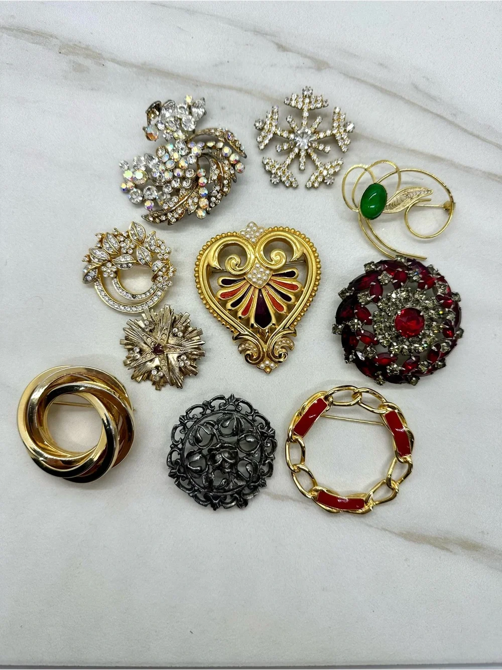 Vintage brooch lot